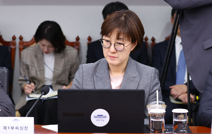 수석보좌관회의 참석한 김현지 제1부속실장     (서울=연합뉴스) 김도훈 기자 = 김현지 대통령실 제1부속실장이 2일 용산 대통령실에서 열린 수석보좌관회의에 참석해 있다. 2025.10.2     superdoo82@yna.co.kr (끝)   <저작권자(c) 연합뉴스, 무단 전재-재배포, AI 학습 및 활용 금지> 연합뉴스