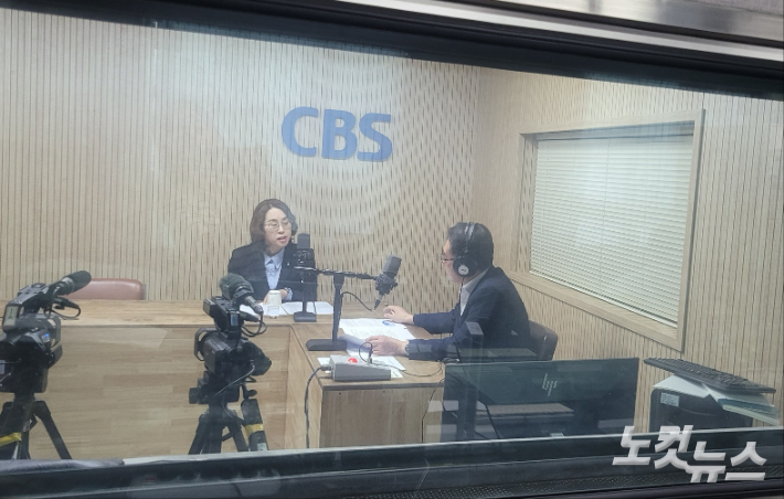왼쪽부터 박은숙 충청북도 일자리정책과장, 김종현 앵커. 충북CBS