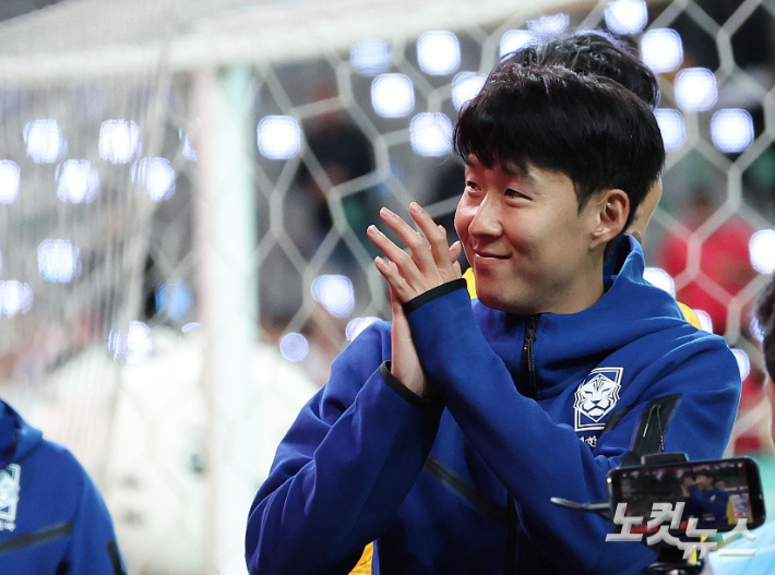 손흥민이 14일 서울 상암동 서울월드컵경기장에서 열린 축구 국가대표팀 친선경기 대한민국과 파라과이의 경기를 마친 후 관중들에게 인사하고 있다. 류영주 기자