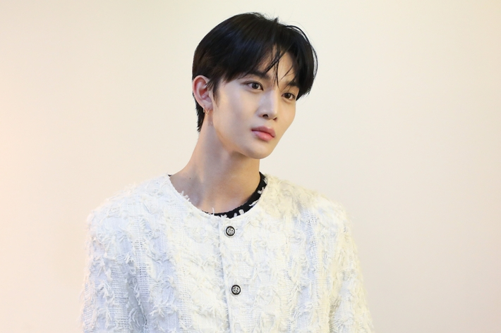 배진영은 CIX 탈퇴 후 솔로 데뷔까지 약 1년 2개월의 공백기를 보냈다. 아우라엔터테인먼트 제공