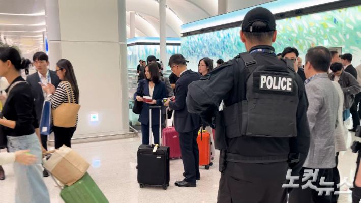 15일 오후 인천국제공항 제2터미널 출국장에서 정부 합동대응단의 단장인 김진아 외교부 2차관을 비롯해 캄보디아행 항공편에 탑승하려는 승객들이 대기하고 있다. 이날부터 캄보디아행 항공편 탑승 게이트 앞에는 출국 국민들을 상대로 안전 활동을 펴는 무장 경력 포함 경찰관들도 배치됐다. 인천공항=남성경 크리에이터