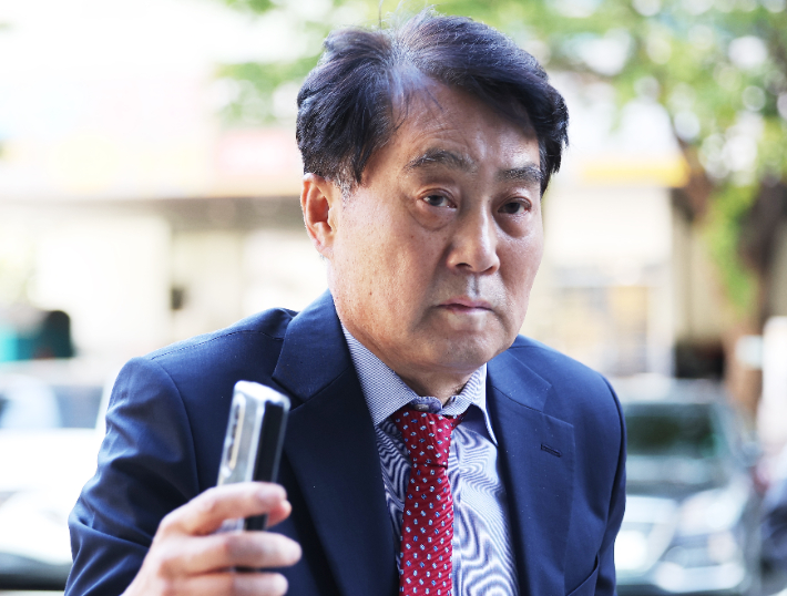 특정범죄 가중처벌 등에 관한 법률 위반(뇌물수수) 등 혐의로 사전구속영장이 청구된 하은호 군포시장이 15일 경기도 안양시 수원지방법원 안양지원에서 열린 구속 전 피의자 심문(영장실질심사)에 출석하는 모습. 연합뉴스