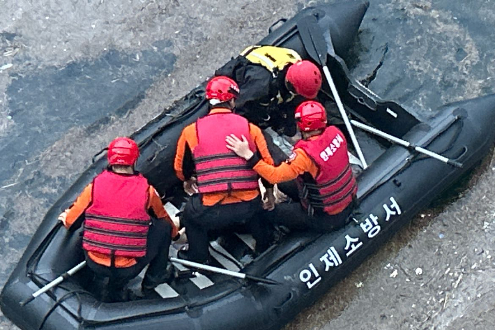 지난 15일 오후 5시 23분쯤 강원 인제군 인제읍 상동리 남북교 아래에서 50대 여성 A씨가 물에 빠져 숨진 채 발견됐다. 강원소방본부 제공