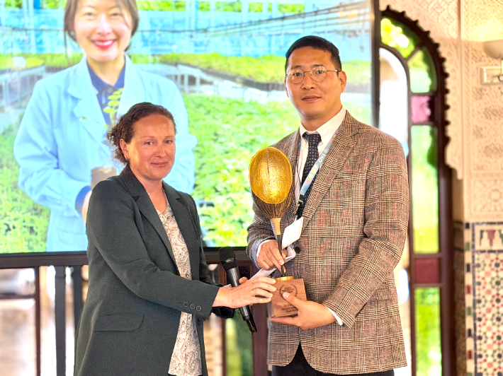 이탈리아 로마에서 열린 유엔식량농업기구(FAO) 80주년 기념행사에서 조한겸 산림청 사무관(오른쪽)이 제2회 세계복원대회 우수 사례 수상을 하고 있다. 산림청 제공