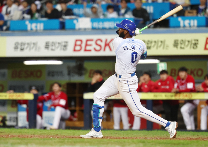 14일 대구 삼성 라이온즈 파크에서 열린 2025 KBO 프로야구 포스트 시즌 준플레이오프 4차전 SSG 랜더스와 삼성 라이온즈의 경기. 8회말 2사 1루 삼성 디아즈가 2점 홈런을 치는 모습. 연합뉴스