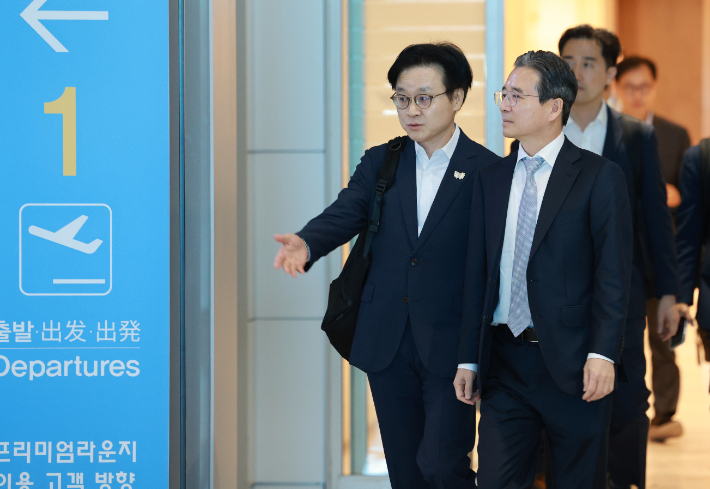 한미 관세 협상 후속 논의와 관련, 하워드 러트닉 미국 상무부 장관과 협상할 예정인 김용범 대통령실 정책실장과 김정관 산업통상자원부 장관이 16일 인천국제공항 제2여객터미널을 통해 미국 워싱턴DC로 출국하고 있다. 연합뉴스