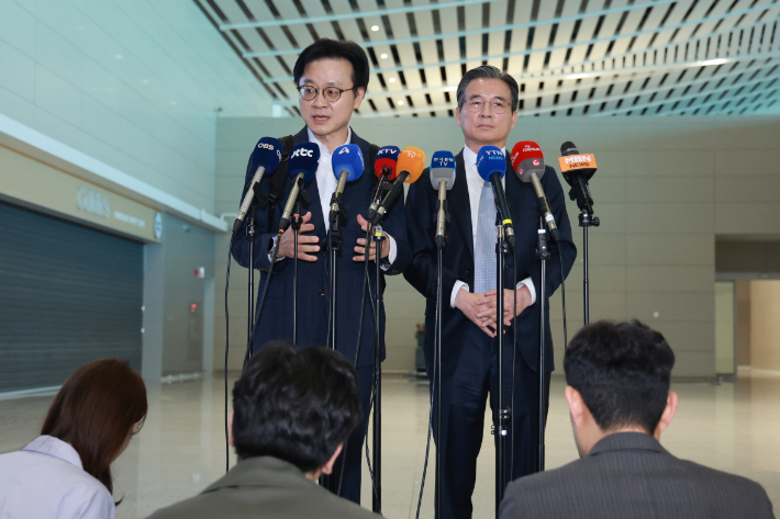 한미 관세 협상 후속 논의와 관련, 하워드 러트닉 미국 상무부 장관과 협상할 예정인 대통령실 김용범 정책실장(오른쪽)과 김정관 산업통상부 장관이 16일 인천국제공항 제2여객터미널을 통해 미국 워싱턴DC로 출국하며 취재진 질문에 답하고 있다. 연합뉴스