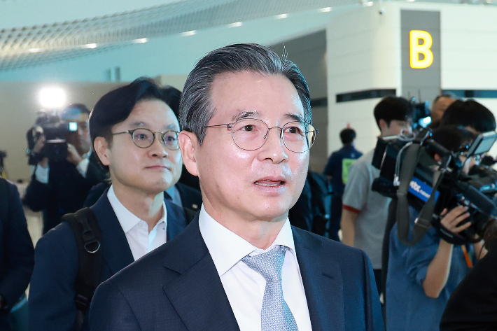한미 관세 협상 후속 논의와 관련, 하워드 러트닉 미국 상무부 장관과 협상할 예정인 대통령실 김용범 정책실장(오른쪽)과 김정관 산업통상부 장관이 16일 인천국제공항 제2여객터미널을 통해 미국 워싱턴DC로 출국하고 있다. 연합뉴스