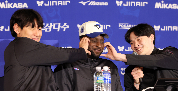 한국전력 쉐론 베논 에반스와 김정호(오른쪽), 통역이 15일 서울 청담동 리베라호텔에서 열린 진에어 2025-2026 V리그 남자부 개막 미디어데이에서 새 시즌 구호를 외치고 있다. 연합뉴스 