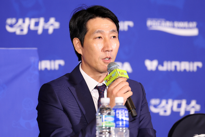 한국전력 권영민 감독이 15일 서울 청담동 리베라호텔에서 열린 진에어 2025-2026 V리그 남자부 개막 미디어데이에서 인사말을 하고 있다. 연합뉴스 