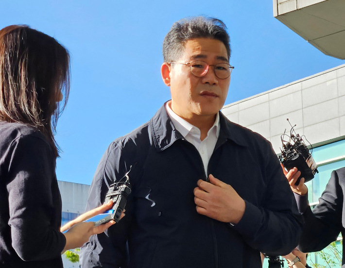 서울동부지검 '세관 마약수사 외압 의혹' 합동수사팀으로 파견이 결정된 백해룡 경정이 16일 서울송파구 동부지검으로 첫 출근하며 취재진 질문에 답하고 있다. 연합뉴스