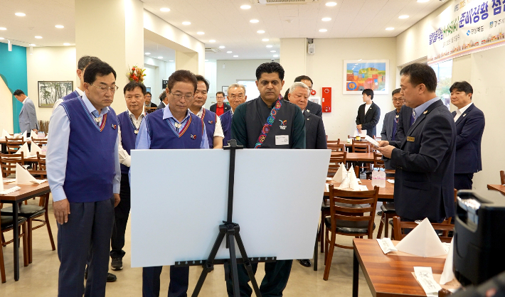 이철우 경북지사와 주낙영 경주시장이 하이아시아 경주점에서 할랄음식점 운영을 점검하고 있다. 경주시 제공