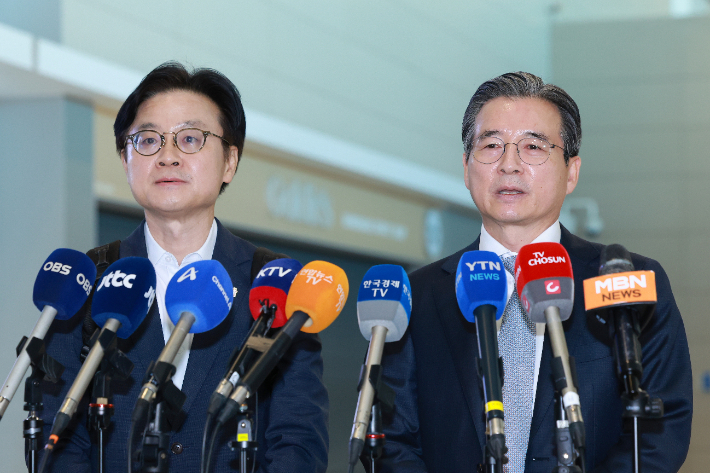 한미 관세 협상 후속 논의와 관련, 하워드 러트닉 미국 상무부 장관과 협상할 예정인 (왼쪽부터) 산업통상부 김정관 장관과 김용범 대통령실 정책실장이 16일 인천국제공항 제2여객터미널을 통해 미국 워싱턴DC로 출국하기에 앞서 발언하고 있다. 연합뉴스