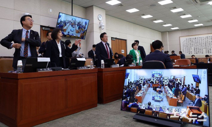 설전 벌이는 법사위 야당 위원들