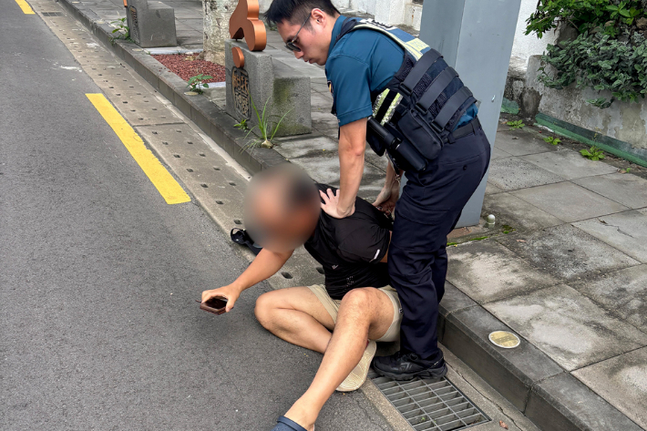 지난 6일 서귀포시 한 도로에서 훔친 차량을 몰던 불법체류 중국인이 경찰에 붙잡힌 모습. 서귀포경찰서 제공 