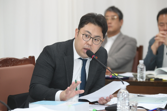 한동수 제주도의원이 16일 제443회 임시회 행정사무감사에서 질의하고 있다. 제주도의회 