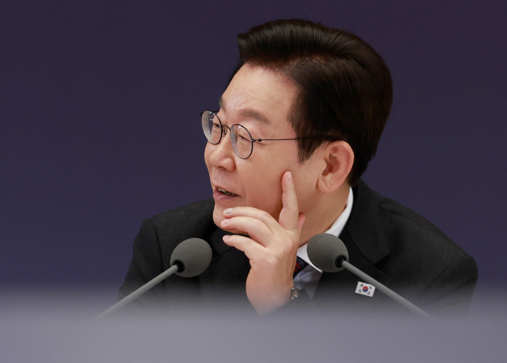 이재명 대통령이 16일 용산 대통령실에서 열린 제2차 핵심규제 합리화 전략회의에서 참석자 발언을 듣고 있다. 연합뉴스