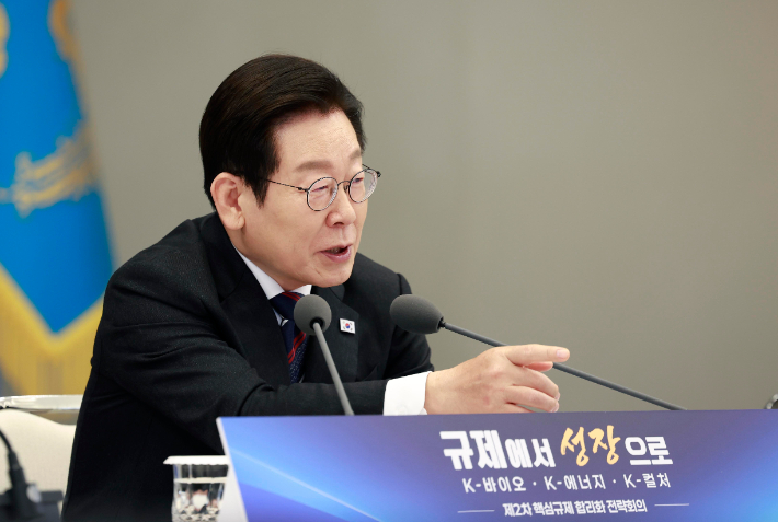 이재명 대통령이 16일 용산 대통령실에서 열린 제2차 핵심규제 합리화 전략회의에서 발언하고 있다. 연합뉴스