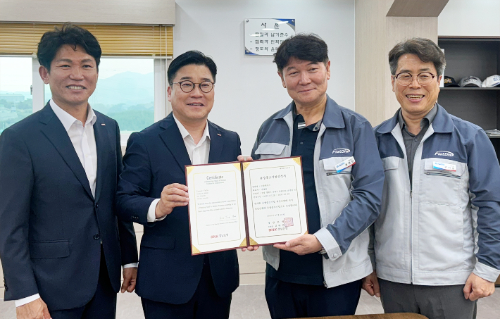 BNK경남은행 허종구 부행장(왼쪽에서 두번째)과 ㈜플렛디스 권병헌 대표 등이 유망중소기업 인증서를 들고 기념촬영을 하고 있다. BNK경남은행 제공