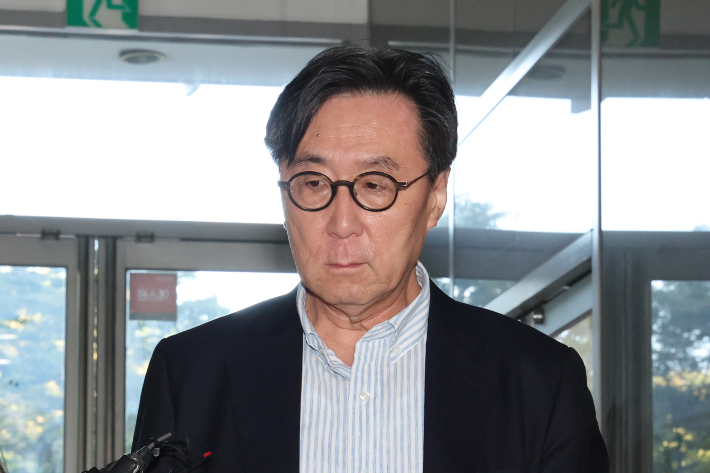 장호진 전 국가안보실장이 16일 서울 서초구 채상병 사건 관련 수사 외압·은폐 의혹을 들여다보는 이명현 순직해병 특별검사팀 사무실에서 피의자 조사를 받기 위해 출석하고 있다. 연합뉴스