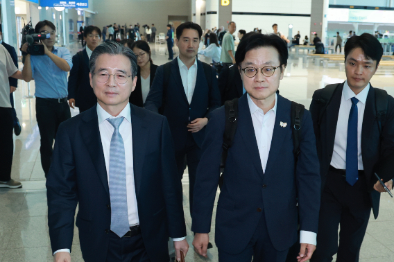 한미 관세 협상 후속 논의와 관련, 하워드 러트닉 미국 상무부 장관과 협상할 예정인 김용범 대통령실 정책실장과 김정관 산업통상부 장관이 16일 인천국제공항 제2여객터미널을 통해 미국 워싱턴DC로 출국하고 있다. 연합뉴스