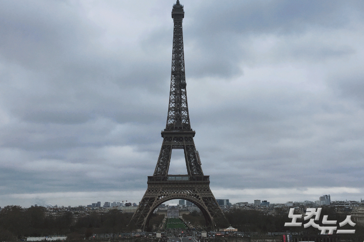 파리 시의회는 올해 에펠탑 입장권 가격을 약 18% 올려, 최상층까지 엘리베이터로 가는 성인 티켓이 36.10유로(약 6만원)에 이르렀다.
