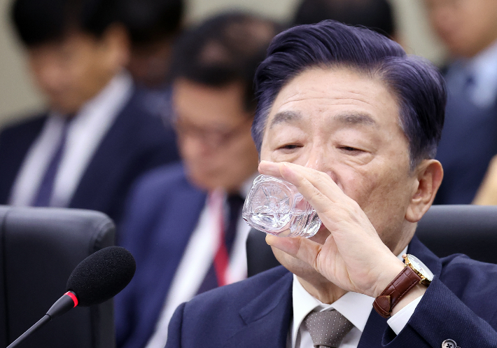김형석 독립기념관장이 16일 정부세종청사에서 열린 국회 정무위원회의 국가보훈부에 대한 국정감사에서 물을 마시며 목을 축이고 있다. 연합뉴스
