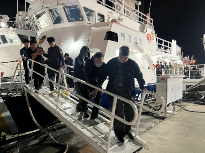 밀입국 의심 인원을 검거, 신진항 입항 후 압송중인 모습. 태안해경 제공