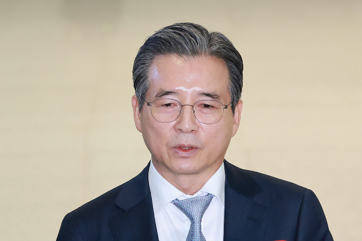 한미 관세 협상 후속 논의와 관련, 하워드 러트닉 미국 상무부 장관과 협상할 예정인 김용범 대통령실 정책실장이 16일 인천국제공항 제2여객터미널을 통해 미국 워싱턴DC로 출국하기에 앞서 취재진 질문에 답하고 있다. 연합뉴스