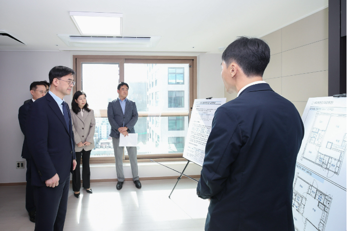 국토교통부 이상경 1차관은 16일 서울시 동대문구 답십리동에 위치한 오피스텔을 공급하는 신축매입임대 현장을 찾아 사업을 점검했다.  국토교통부 제공