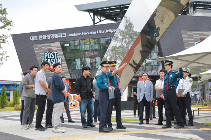16일 최주원 대전경찰청장이 대전 한화생명볼파크 주변 현장점검에 나선 모습. 대전경찰청 제공