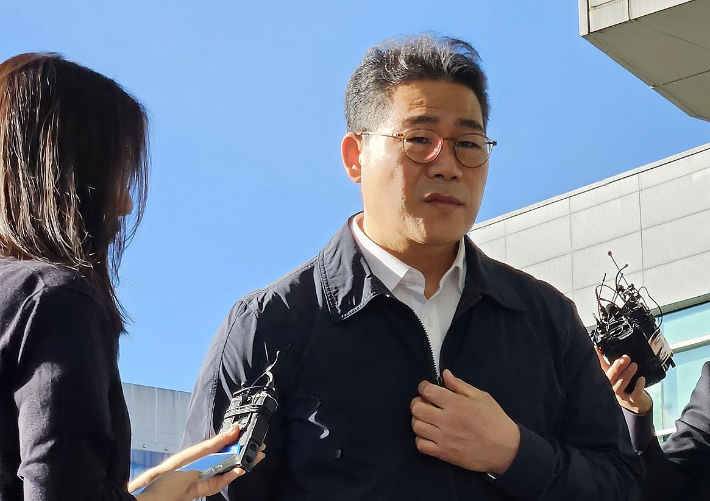 서울동부지검 '세관 마약수사 외압 의혹' 합동수사팀으로 파견이 결정된 백해룡 경정이 16일 서울송파구 동부지검으로 첫 출근하며 취재진 질문에 답하고 있다. 연합뉴스