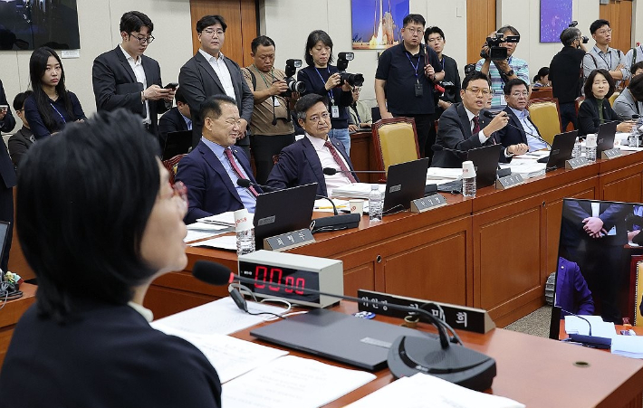 국민의힘 박정훈 의원이 16일 국회 과학기술정보방송통신위원회에서 열린 2025년도 국정감사에서 휴대전화 문자 폭로 사태와 관련 최민희 위원장의 회의 진행에 대해 항의하고 있다. 연합뉴스