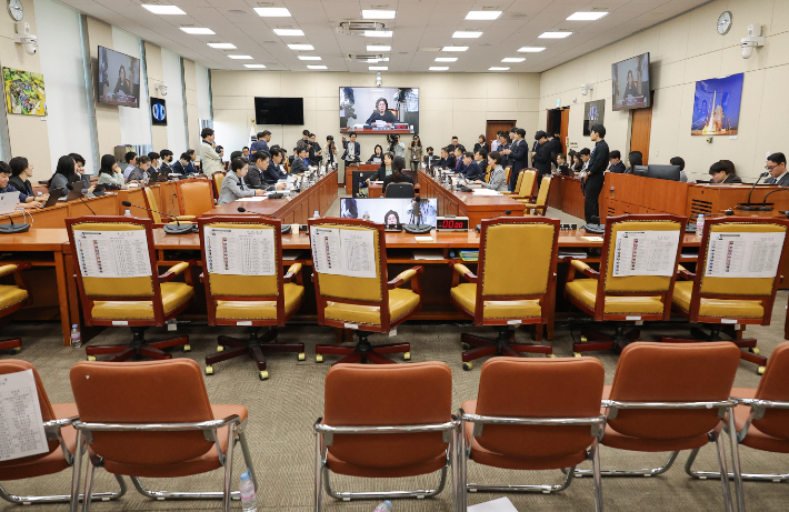 16일 서울 여의도 국회 과학기술정보방송통신위원회에서 열린 2025년도 국정감사에서 최민희 위원장이 취재진 퇴장을 선언한 뒤 회의가 비공개로 진행되며 증인들이 자리에 입장하지 못하고 있다. 연합뉴스