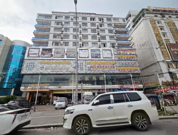 14일(현지시간) 오후 캄보디아 시하누크빌 상가 건물에 현지어와 함께 중국어 간판이 붙어 있다. 연합뉴스