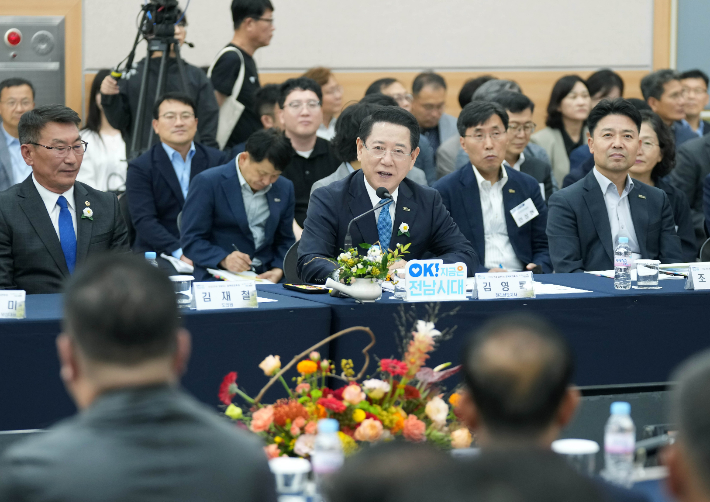 김영록 전라남도지사가 16일 보성군청에서 열린 '보성군 정책비전 투어'행사에 참석해 인사말을 하고 있다. 전라남도 제공 