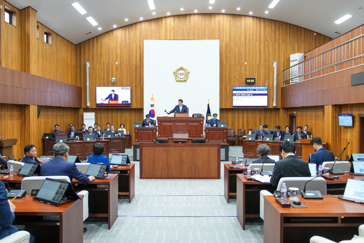 경주시의회 이동협 의장이 제293회 경주시의회 임시회 제1차 본회의를 개회하고 있다. 경주시의회 제공