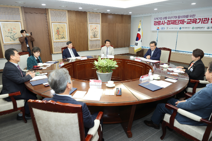강릉시는 16일 시청 8층 시민사랑방에서 경제단체 및 교육기관과 함께 지역기업 판로 확대와 상생 기반 조성을 위한 '지역기업 상품 우선구매 업무협약식'을 개최했다. 강릉시 제공