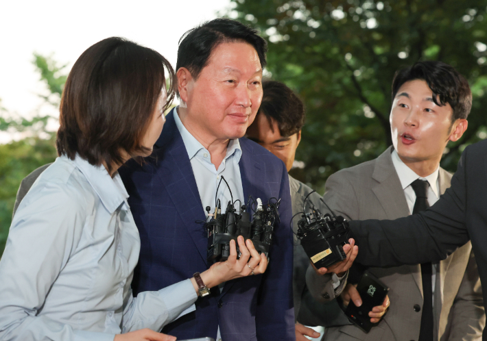 대법원 판결 관련 질의 답하는 최태원 회장. 연합뉴스