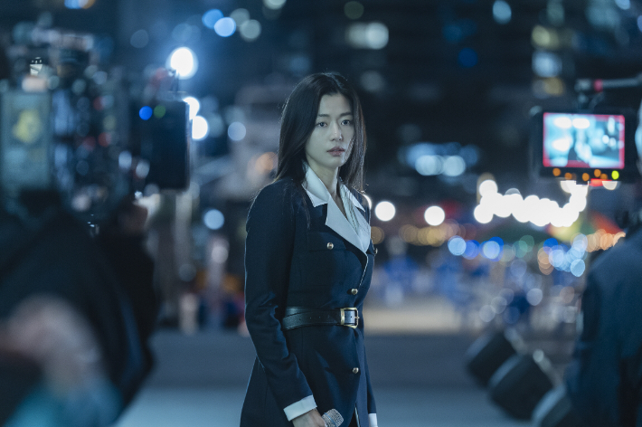 디즈니+ 시리즈 '북극성'을 집필한 정서경 작가는 극 중 서문주 캐릭터에 대해 "보다 남성적인 면을 맞닿게 하고 싶었다"고 밝혔다. 그는 "전통적으로 감정적이고 따뜻한 여성 영역에 합리적이고, 권력 지향적인 요소를 더해 한 사람으로 통합되는 느낌을 주고 싶었다"고 설명했다. 월트디즈니 컴퍼니 코리아 제공