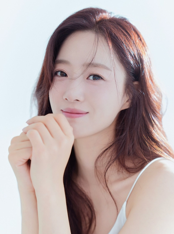 배우 함은정이 오는 11월 김병우 감독과 결혼한다. 함은정 트위터