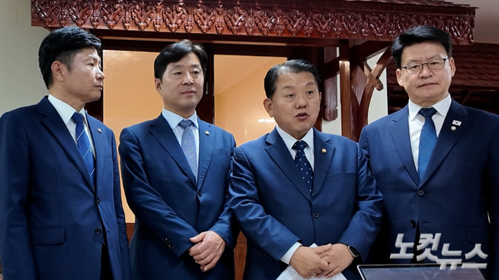 김병주(왼쪽 세 번째)·황명선(왼쪽 두 번째)·임호선(맨 오른쪽)·홍기원 의원 등 더불어민주당 재외국민안전대책단 소속 의원들이 16일 오후(현지시간) 캄보디아 하원 의원들과 약 2시간 가량 면담을 마친 뒤 CBS노컷뉴스 취재진과 질의응답을 갖고 있다. 남성경 크리에이터 