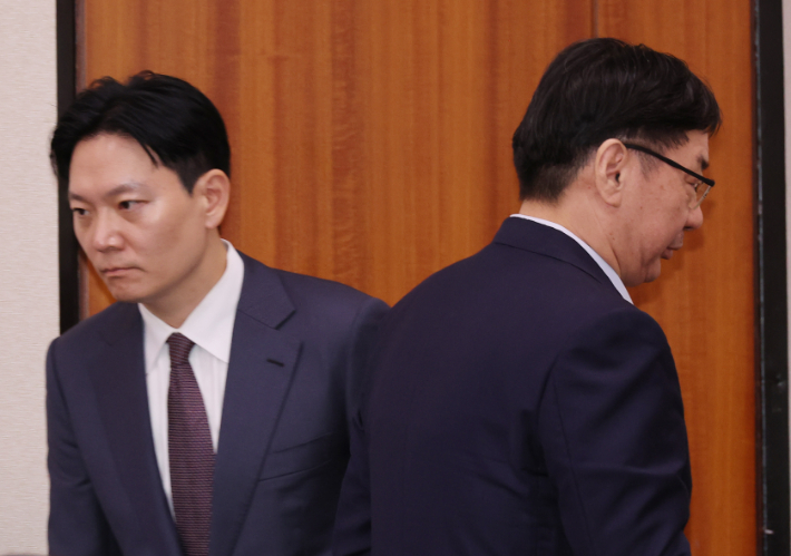 법사위 국감서 지나치는 박상용-이화영. 연합뉴스