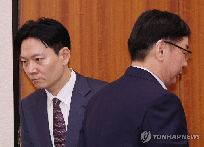 (서울=연합뉴스) 박동주 기자 = 14일 서울 여의도 국회에서 열린 법무부 등에 대한 법제사법위원회 국정감사에서 국민의힘 나경원 의원의 질의가 이어지고 있는 가운데 박상용 법무연수원 교수가 발언대로, 이화영 전 경기도 평화부지사가 답변을 마치고 자리로 향하고 있다. 2025.10.14 pdj6635@yna.co.kr 연합뉴스