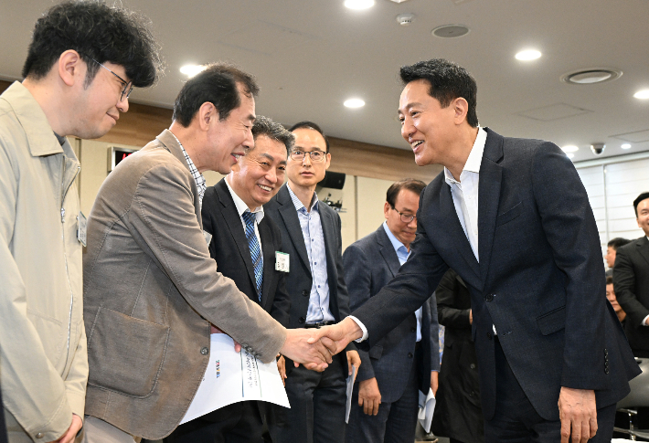 오세훈 서울시장이 16일 서울시청에서 열린 '주택공급 활성화를 위한 민관정책협의회'에서 서울시 정비사업연합회 주민대표들과 인사를 나누고 있다. 서울시 제공