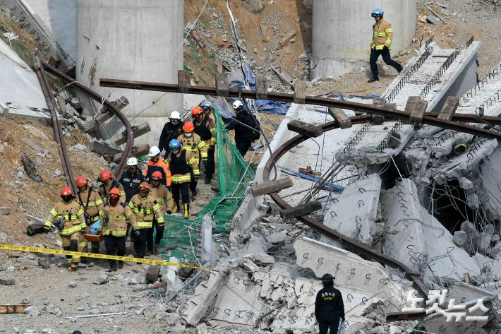 지난 2월 25일 구조물 붕괴 사고가 발생한 경기 안성 서운면 산평리 인근 고속도로 공사 현장에서 소방대원들이 수습한 시신을 운구하고 있다. 박종민 기자