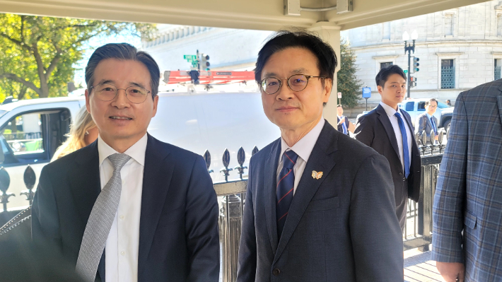 백악관 예산관리국 방문한 김용범 실장과 김정관 장관(오른쪽). 연합뉴스
