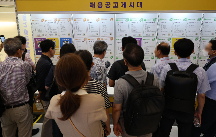 채용공고 게시대 살펴보는 구직자들. 연합뉴스