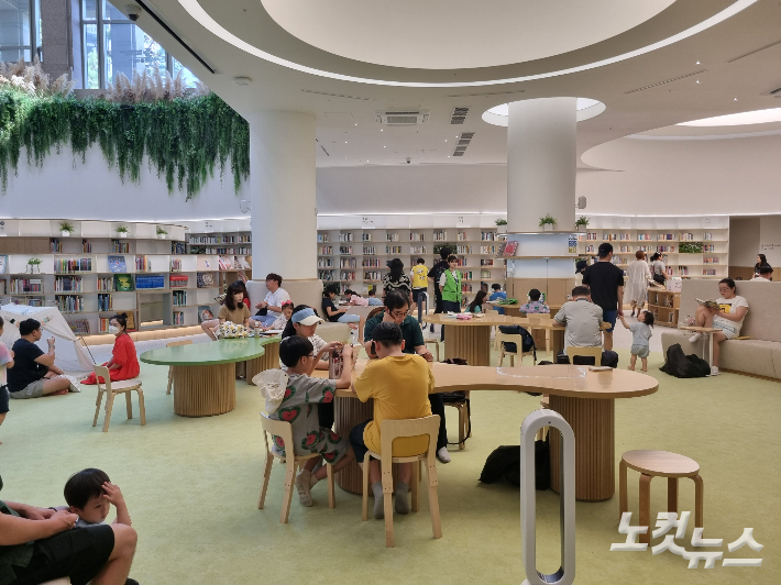 부산시청 '들락날락'에서 아이들이 부모님과 함께 책을 읽고 있다. 사진은 기사와 직접 관련 없음. 김혜민 기자