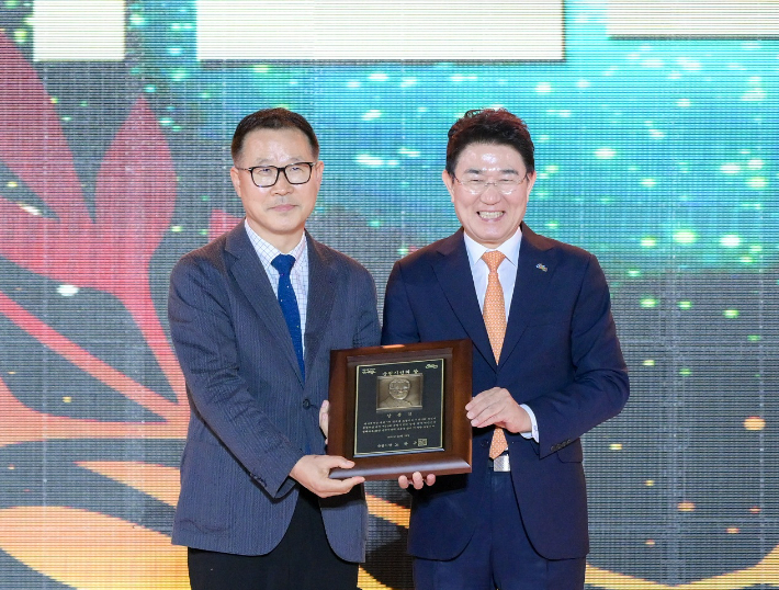 왼쪽부터 강문식 대표, 노관규 시장. 순천시 제공